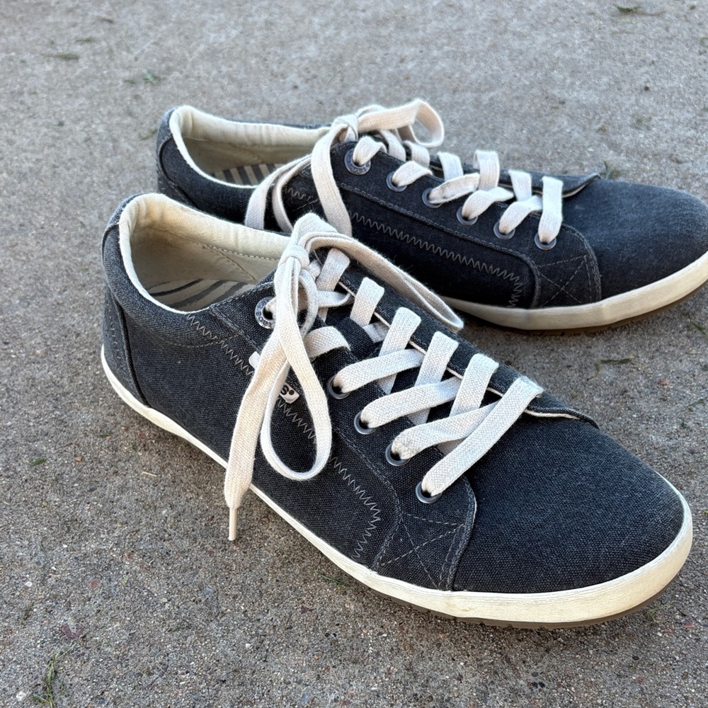 Taos sneaker tennis shoe Star charcoal color